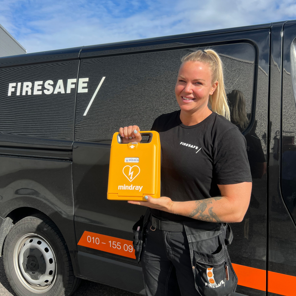 Kornelia med en hjärtstartare